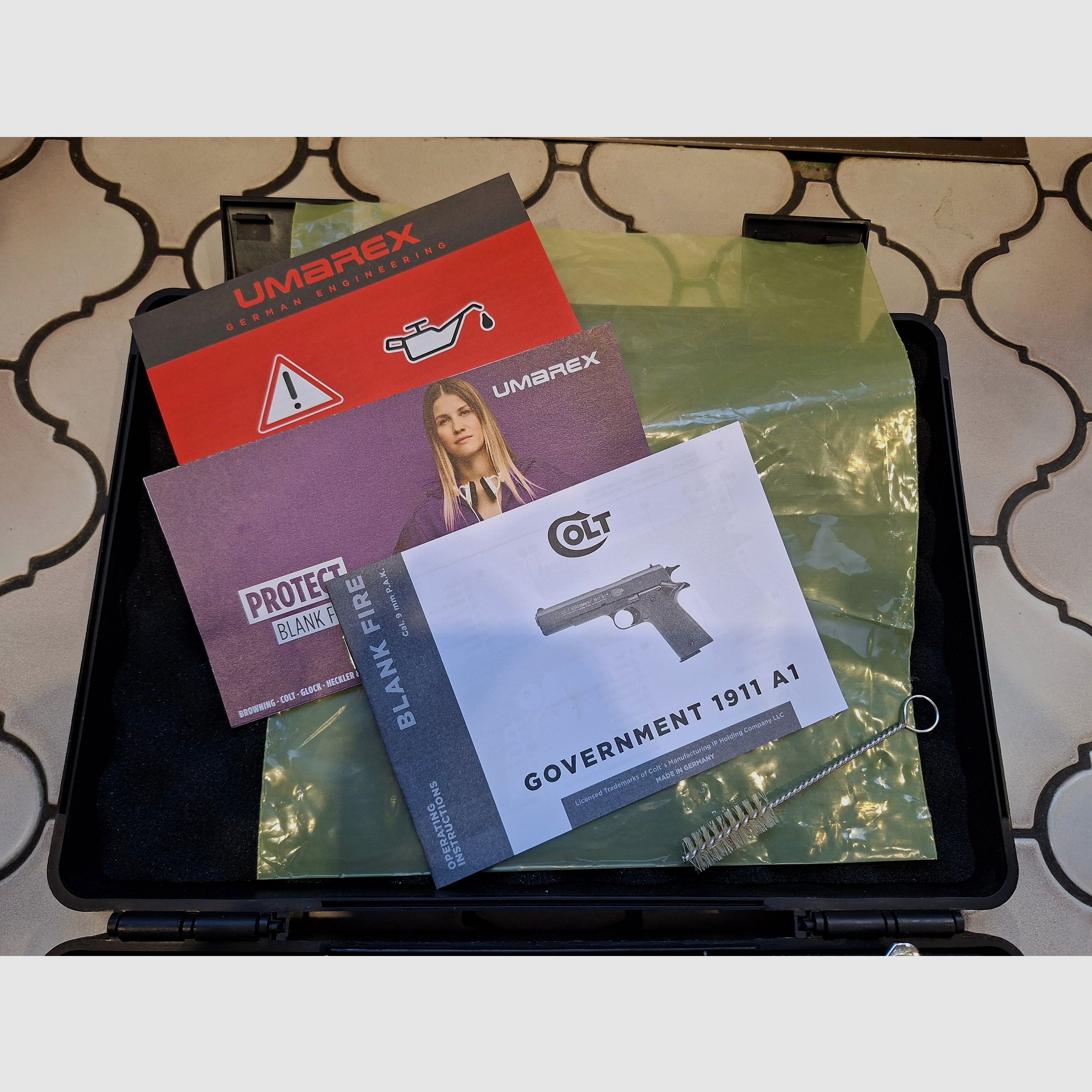 Colt 1911 Chrom, wie neu, unbeschossen, lange Federführung, Vitrinenstück.