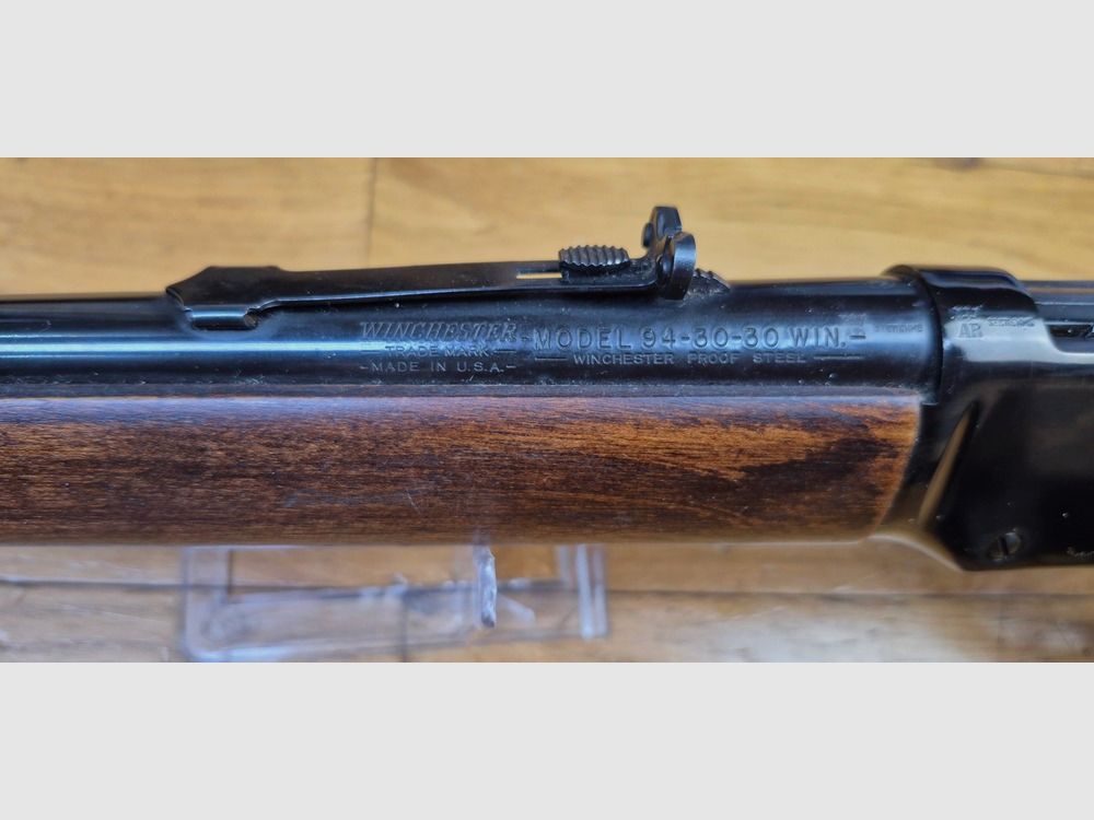 Sehr schöne Winchester Modell 1894 – Kaliber 30-30 – Hergestellt in den USA 1969 – Kapazität 8+1 – Schöne rotbraune Nuss – Mechanischer und ästhetischer Zustand selten für seine 56 Jahre! – Sehr schöne Konstruktion Made in USA – Schaftplatte aus Stahl vor 1971 – TBE++, Bild 36 von 40
