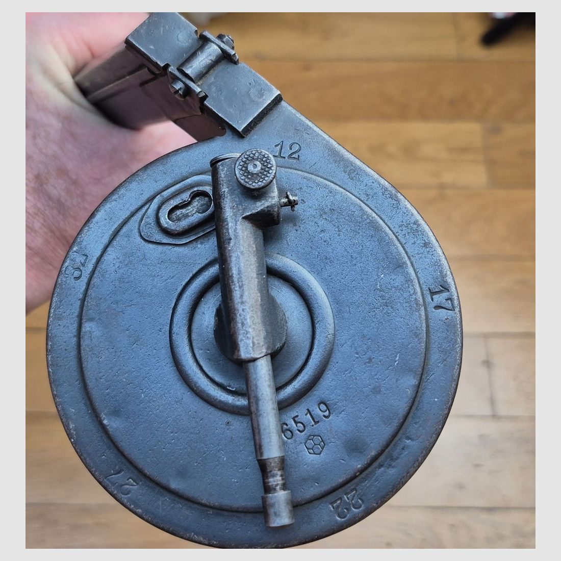 Zeldzaam trommelmagazijn, ook wel bekend als "slakkenmagazijn" (in Bourgondië!) of "T.M" voor Luger P08 – Oorspronkelijke capaciteit van 32 schoten verminderd tot 20 schoten in kal. 9 x19 – Zeldzame AEG-fabricage – Slechts 70.000 exemplaren – Zeer goede esthetische en mechanische staat – Stuk van de grootste zeldzaamheid – Categorie B – TBE++, afbeelding 1 van 22