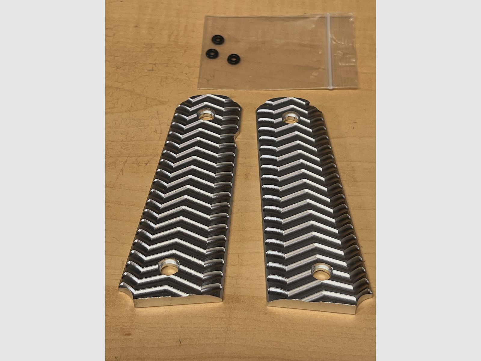 Griffschalen für 1911 Airsoft P.A.K. und Original Modelle in Aluminium Silber eloxiert