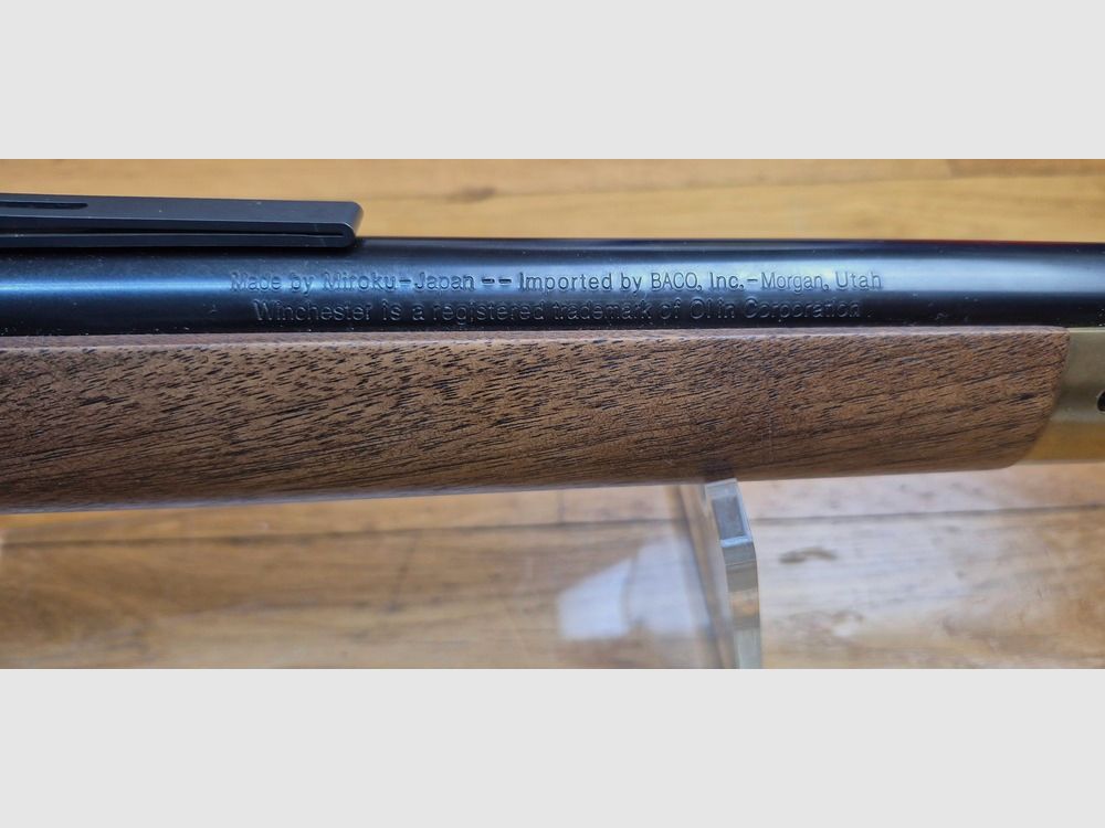 Wspaniała i rzadka karabina Winchester model 1866 – „Yellow Boy” w rzadko spotykanej produkcji Miroku z Japonii – Rzadkie kal. .38 SP/38 specjalne – Obudowa z brązu/mosiądzu jak oryginały – 10 nabojów – Mechanika i drewno w stanie nowym lub prawie nowym – Wyjątkowa nowoczesna broń i rzadki egzemplarz – TBE+++, zdjęcie 13 z 51