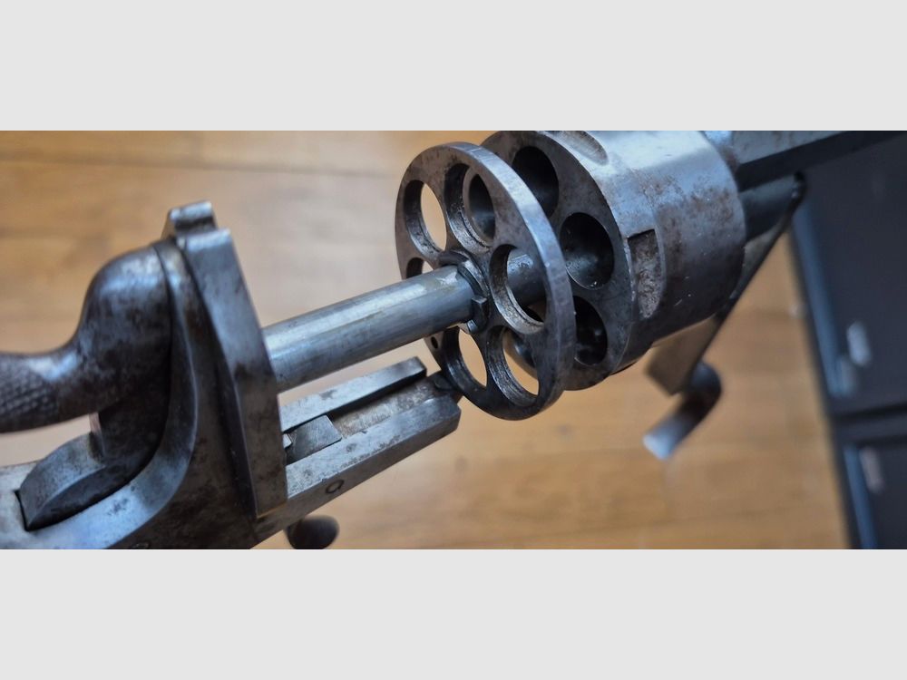 Seltener Revolver mit Galand-System – Kal. 12 mm – 6 Schuss – Quasi-regulär aus dem Konflikt von 1870/1871 – Geniales System zur kollektiven Hülsenextraktion – Stempel „CFG“ – Sehr schönes Stück zum Reinigen, das einer Sammlung Ehre machen wird – BE+ / TBE, Bild 24 von 29
