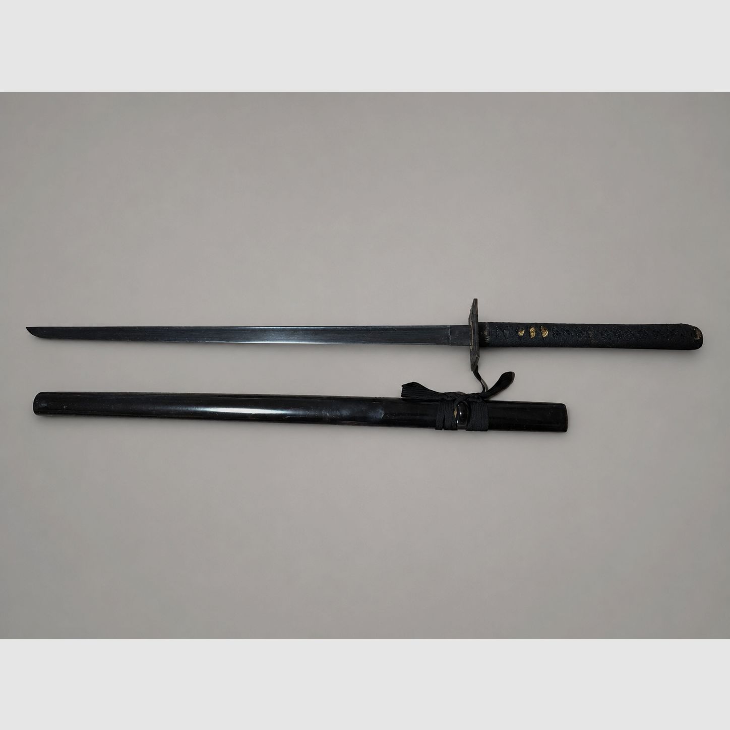 Schwarzes Dekoschwert im Katana-Stil mit Drachentsuba