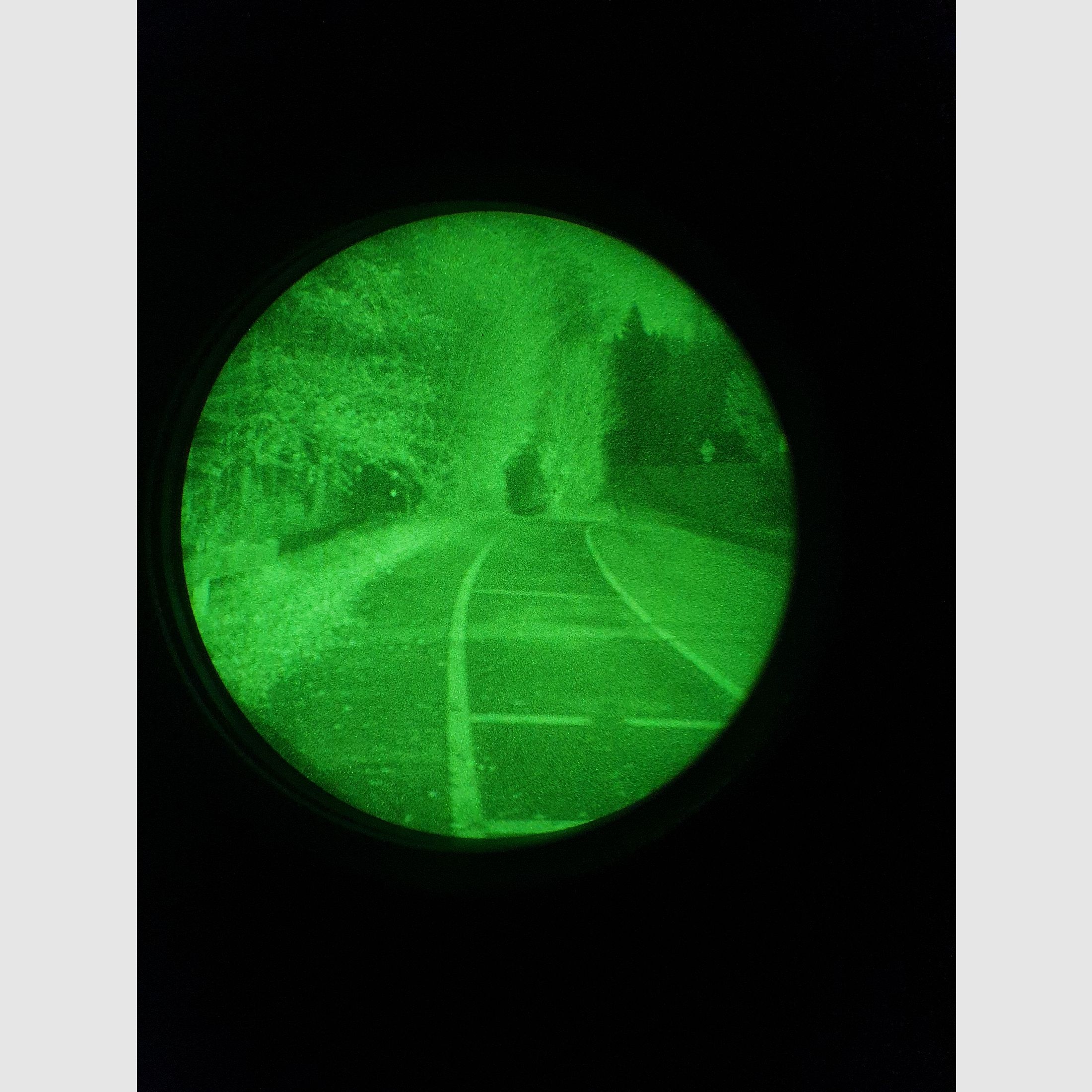 Nachtzichtapparaat restlichtversterker met helmbevestiging en draagkap, dus om te dragen zonder helm