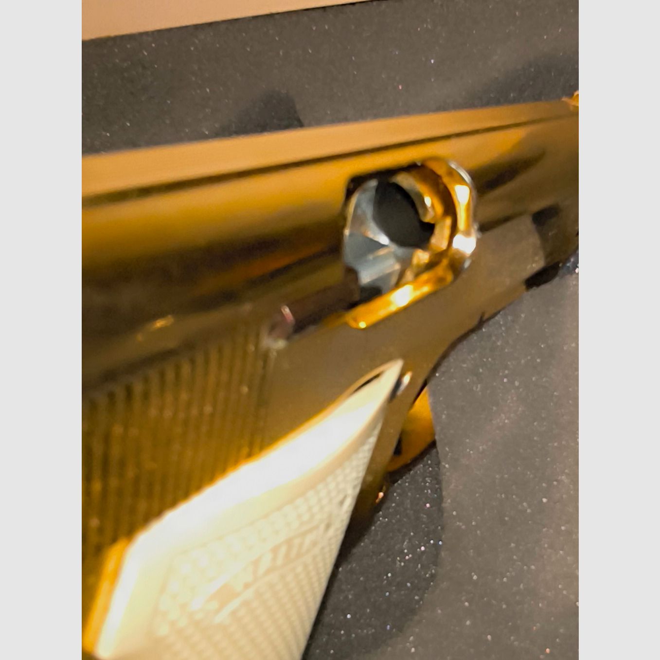 ⚠️ Attenzione collezionisti e fan di James Bond!! Walther PP - Edizione limitata speciale - James Bond - Oro con impugnature bianche e certificato, oltre a cassetta VHS e caricatore aggiuntivo con fondo piatto, calibro 9mmPAK, mai sparato e visivamente e funzionalmente in condizioni impeccabili, assolutamente come nuovo!! Pezzo da vetrina!!