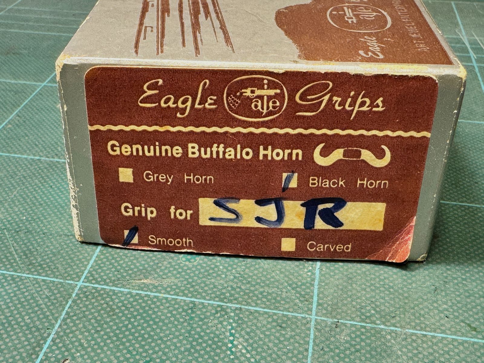 EAGLE GRIPS Buffalo Horn Grips (Genuine Buffalo Horn) S&W J-Frame Round Butt – Top condition in original packaging with exchange wedge!