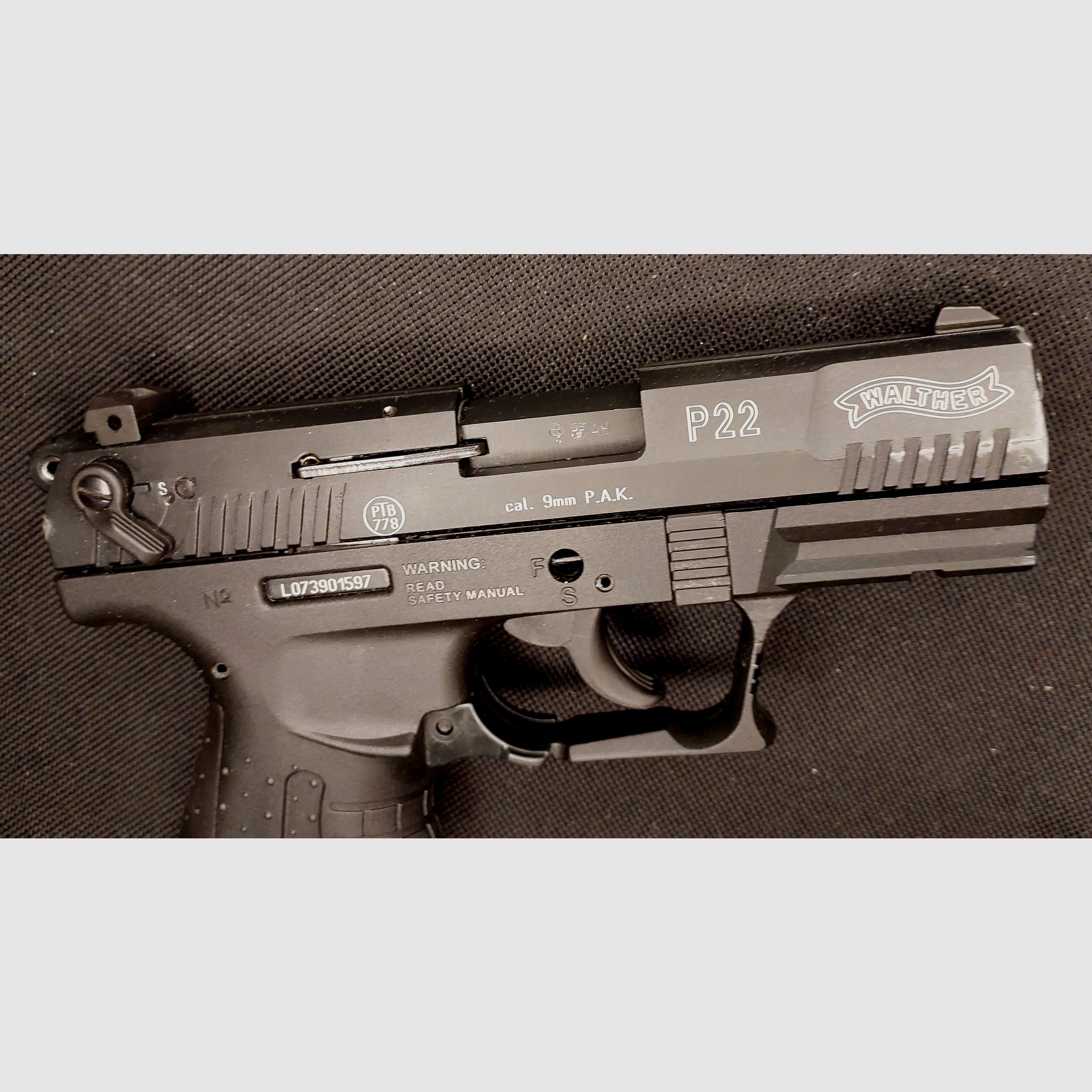 Walther P22 (P 22 Classic) Schreckschuss Pistole 9mm P.A.K. schwarz (PTB 778) mit Swiss Arms Gürtelholster