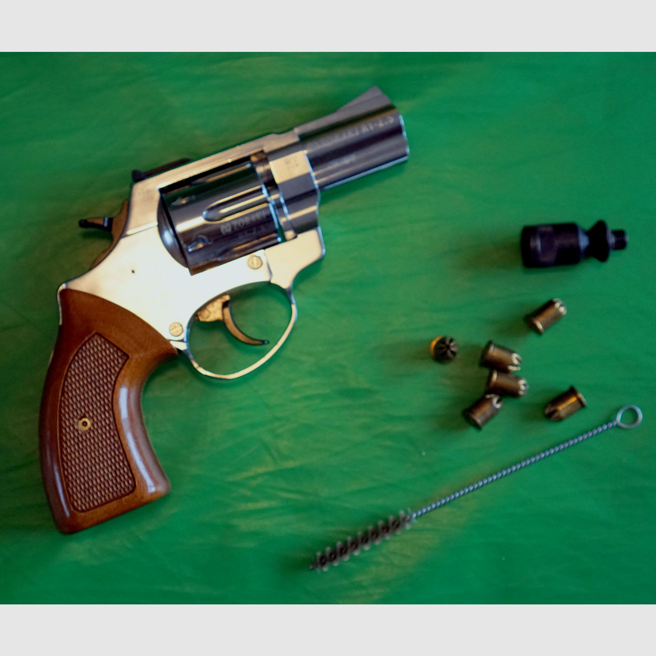 Zoraki R1 2,5 pulgadas cromo con aspecto de mango de madera 9mm R.K. (PTB 1022) como nuevo.