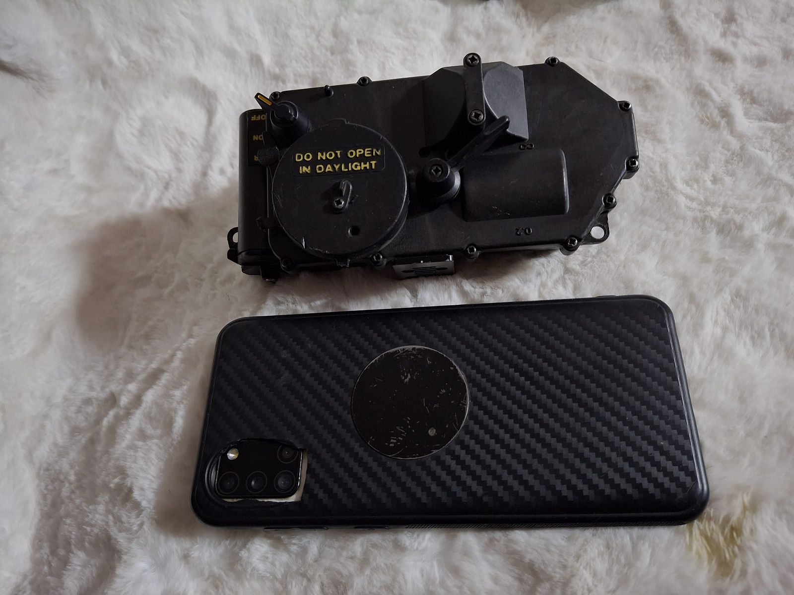 Night vision device residual light amplifier with helmet mount and carrying cap, so for wearing without a helmet