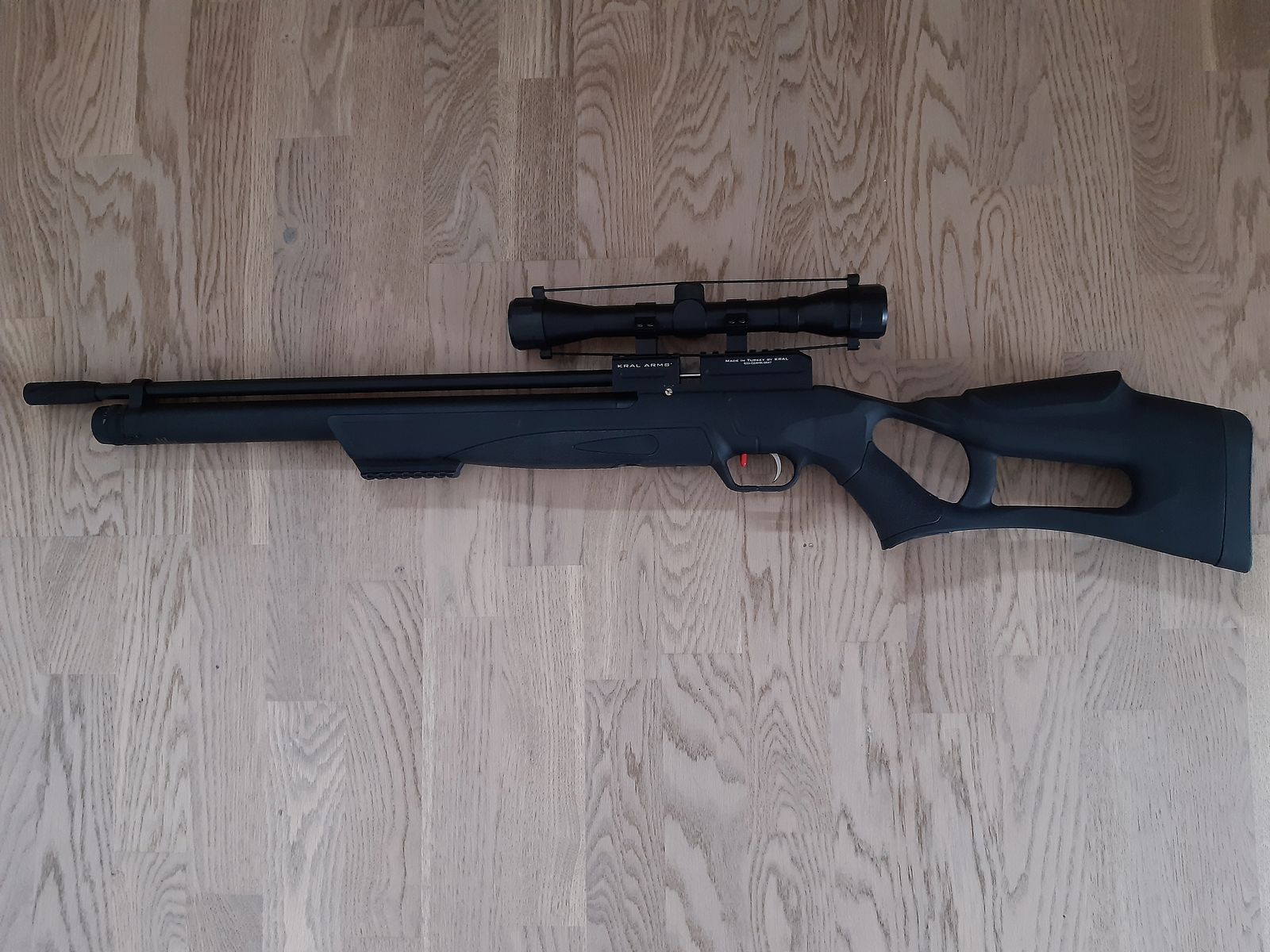 Kral Arms Puncher Nish S Kaliber 4,5 mm  mit Schalldämpfer, Zielfernrohr, Gewehrkoffer und Export-Kit 