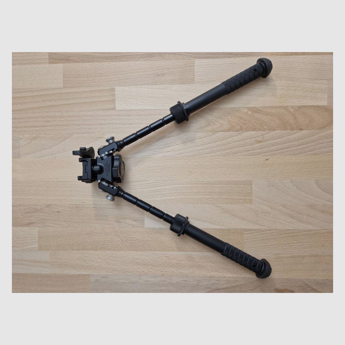 Bipod B&T Industries Atlas BT46-LW17 PSR with quick-release mount for Picatinny rails, NEW