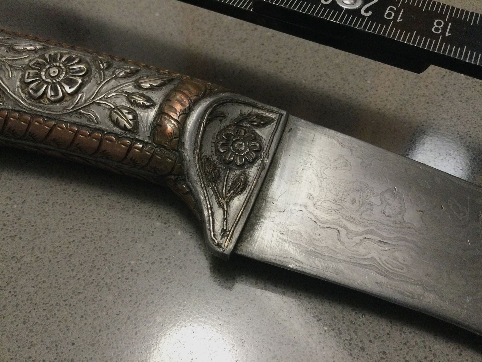 Hermoso cuchillo antiguo, daga, antigüedad, hoja de Damasco