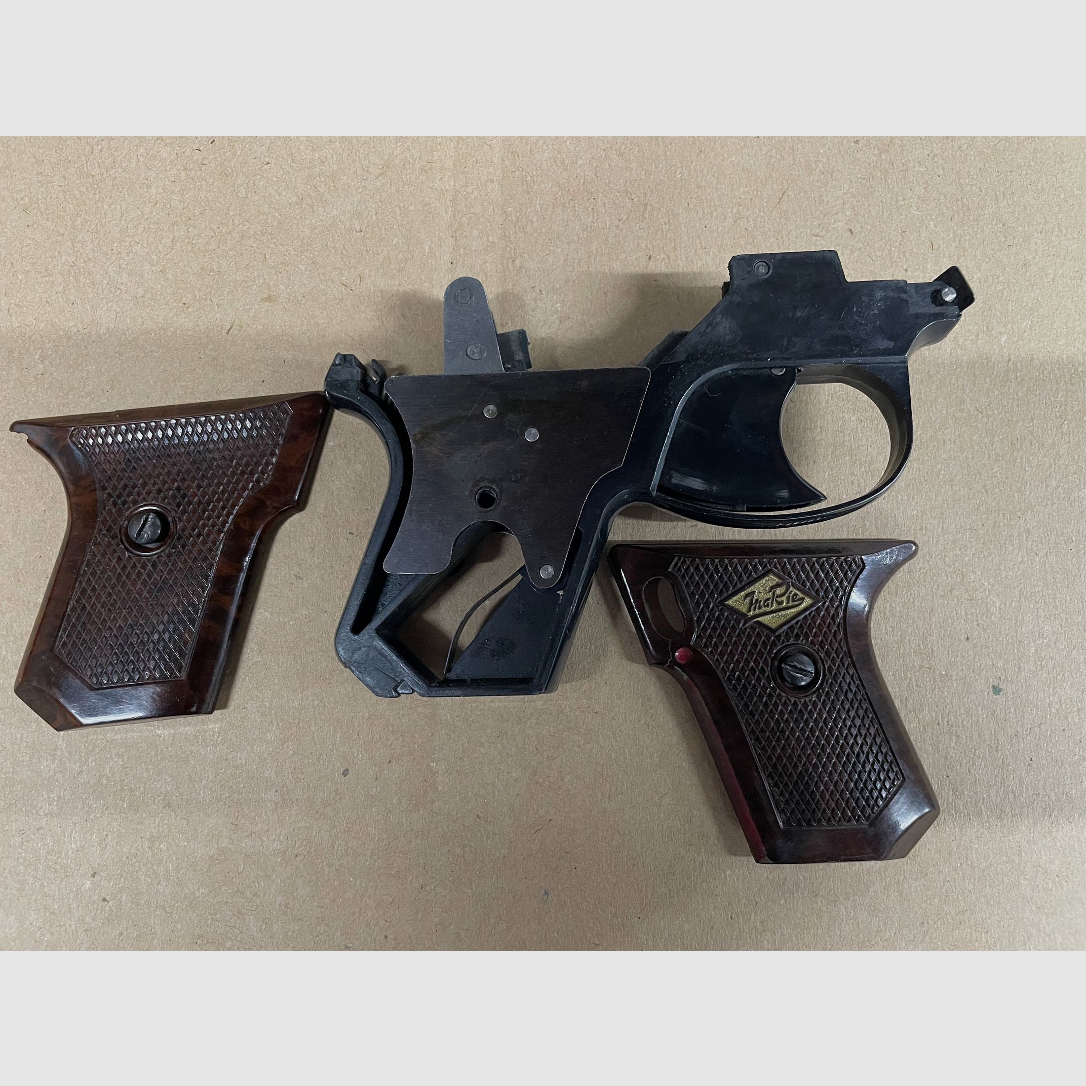 Magazine + Griffschalen + Ersatzteile Perfecta Schreckschusspistole