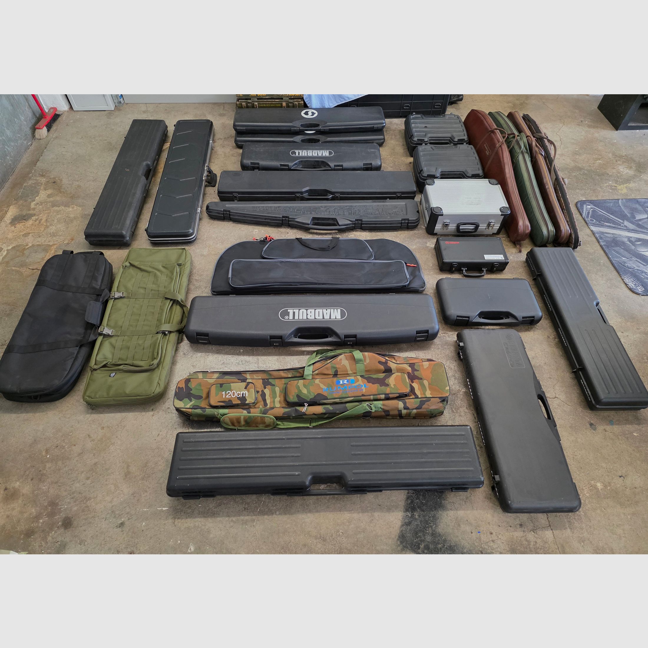 Konvolut Waffenkoffer und Taschen für Gewehr und Pistole 