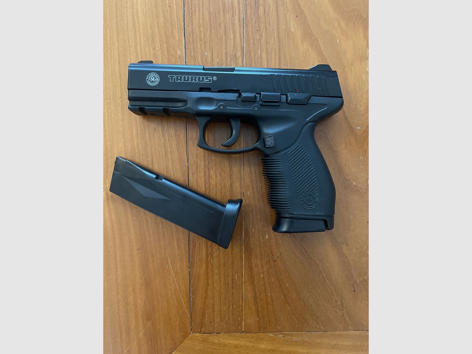 TAURUS Airsoft Pistole "PT 24/7" Metallschlitten Federdruck 0,5 Joule ab 14 J.