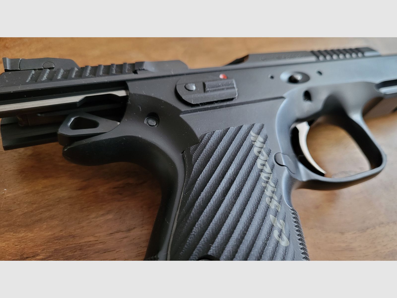 CZ Shadow 2 mit 4 Magazinen + LokGrip Griffschalen in OVP