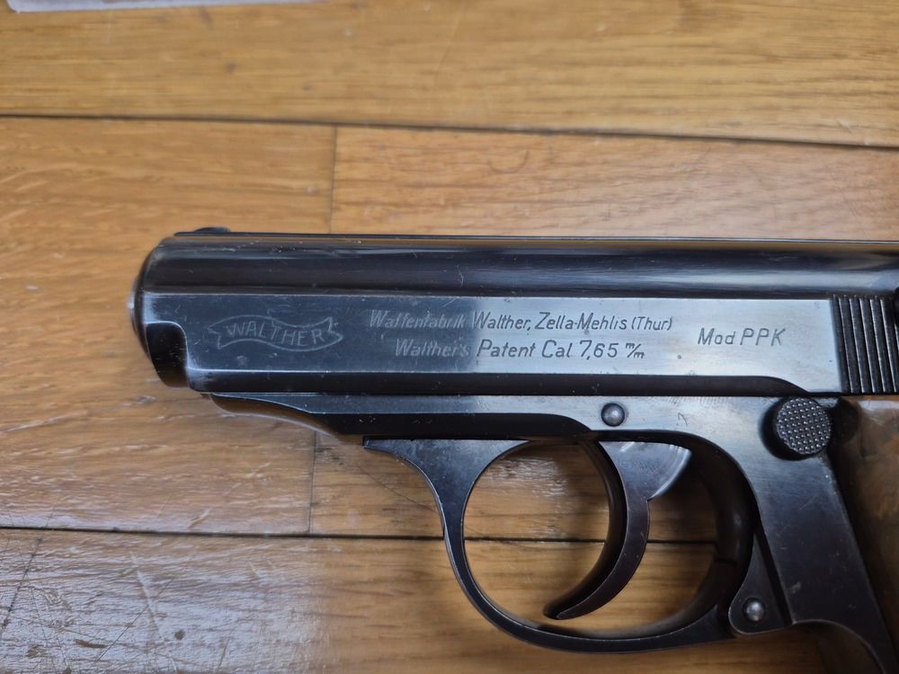 Sehr schöner Walther PPK Pistol – Herstellung Walther Zella-Mehlis Mitte / Ende 1936 – Kal. 7,65 – Sehr schöne Brünierung – Riemenring – Kleiner Zivilist, der zur Polizei übergeben wurde! – Spiegel-Lauf – TBE+, Bild 1 von 19