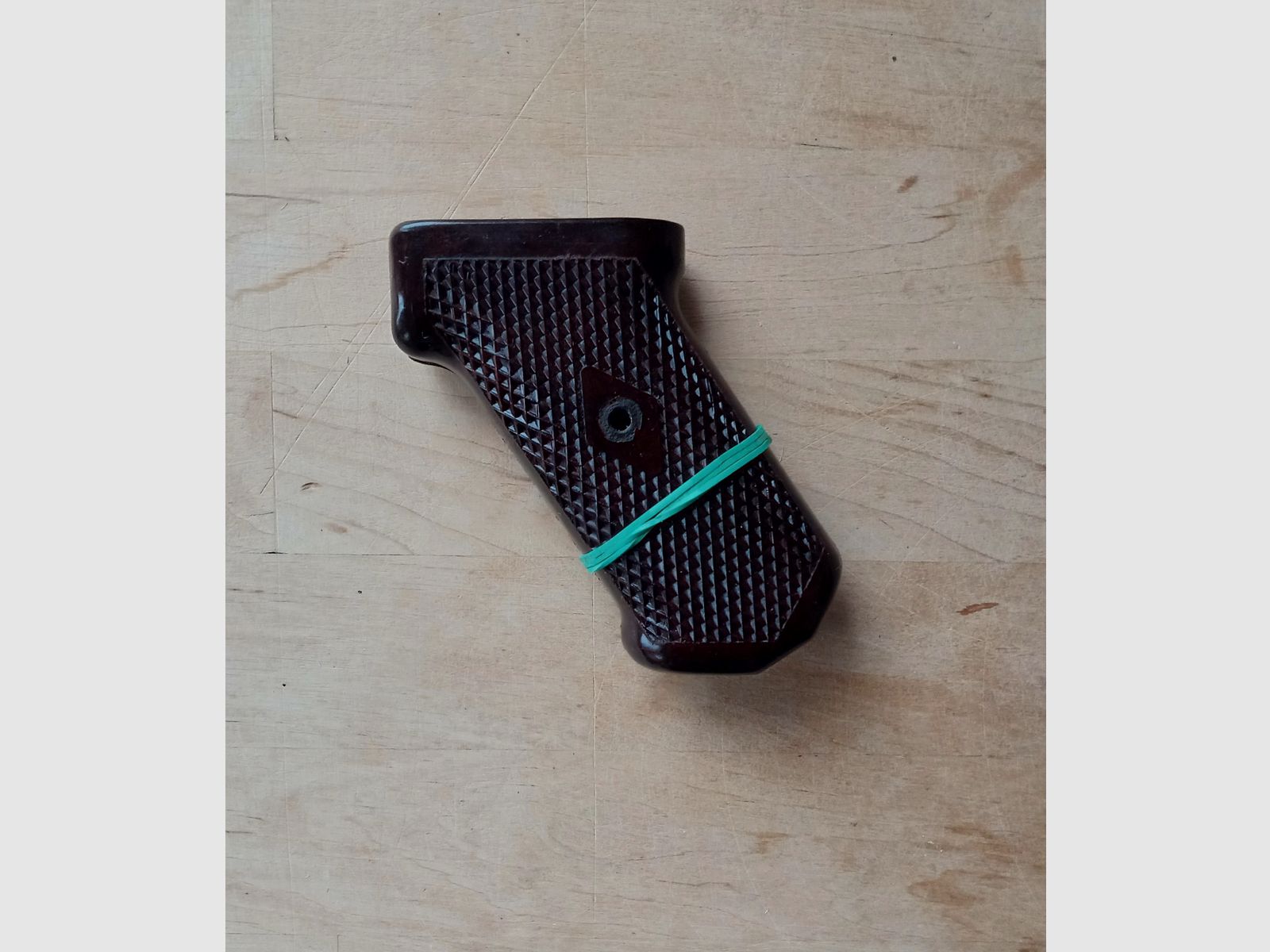 Original AK47 Typ 1 Griff aus Bakelit / zusammengehörige Griffschalen