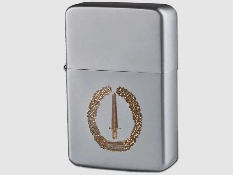 Encendedor desconocido Z-Plus Gas con grabado KSK