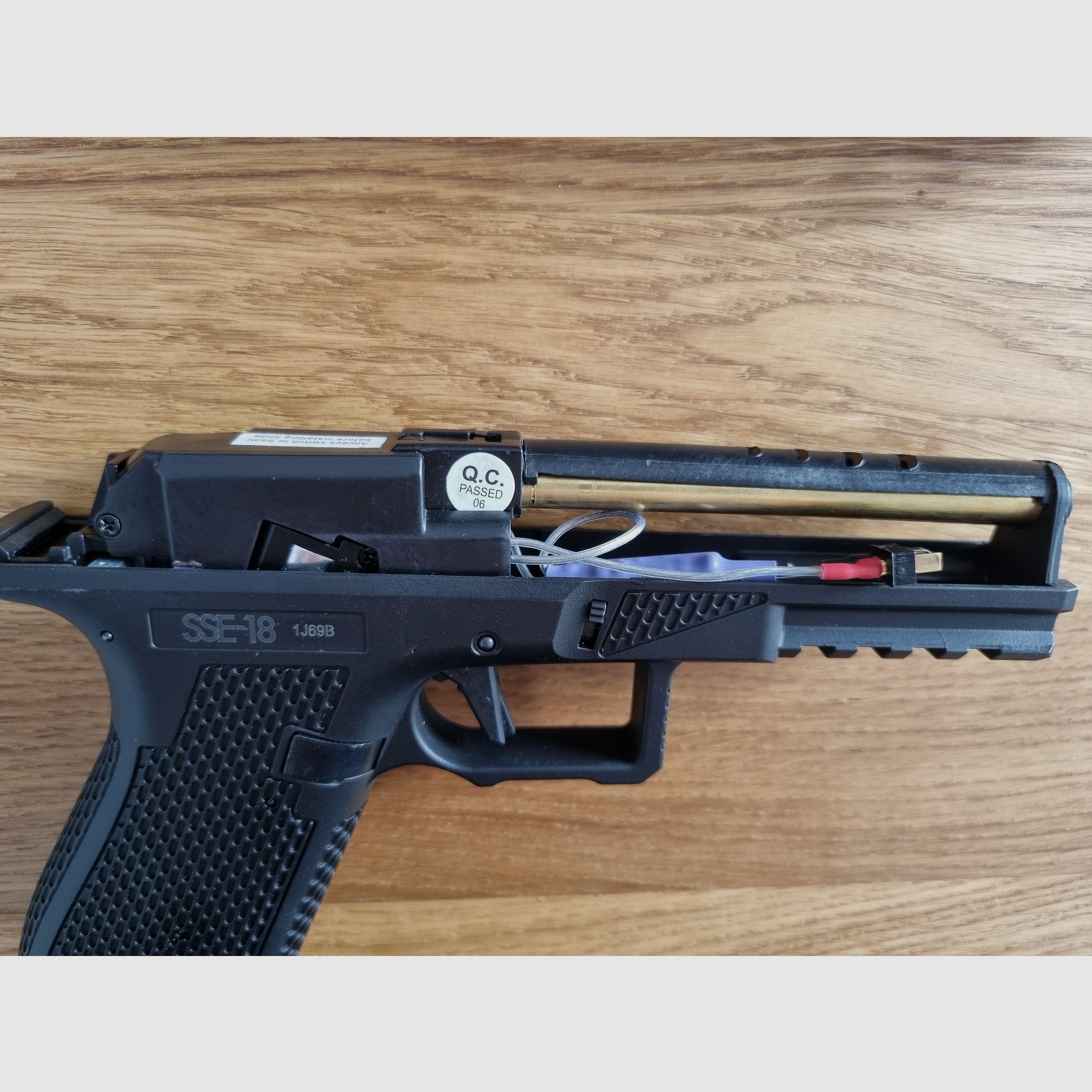 Airsoft AEP Novritsch SSE18 schwarz mit Magazintrichter