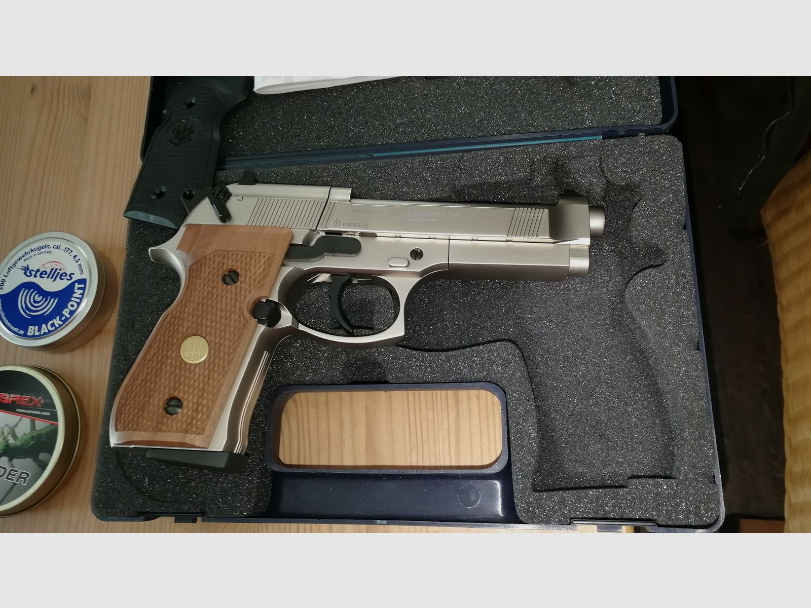 Beretta Mod. 92 FS vernickelte Luftpistole mit Holzgriff- und Kunststoffgriffschalen und viel Zubehör