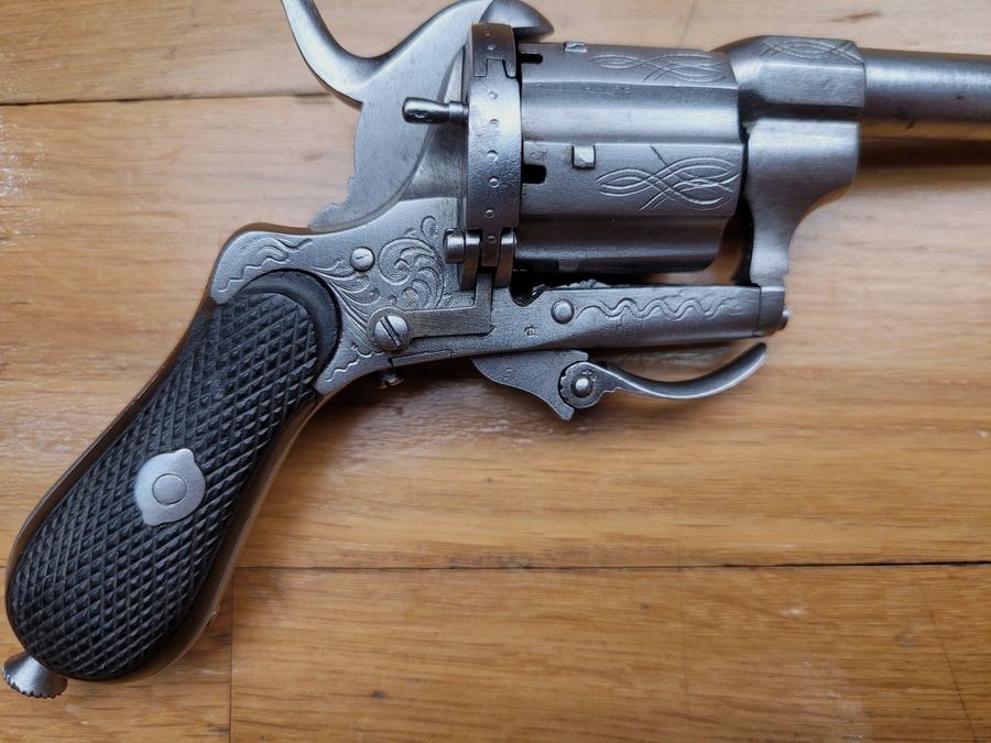 Incantevole revolver a percussione – calibro 7mm – modello antico intorno al 1865 – impugnature in ebano – asta di mira nel calcio – bel tamburo – telaio inciso – forma insolita e ottime condizioni, immagine 4 di 13