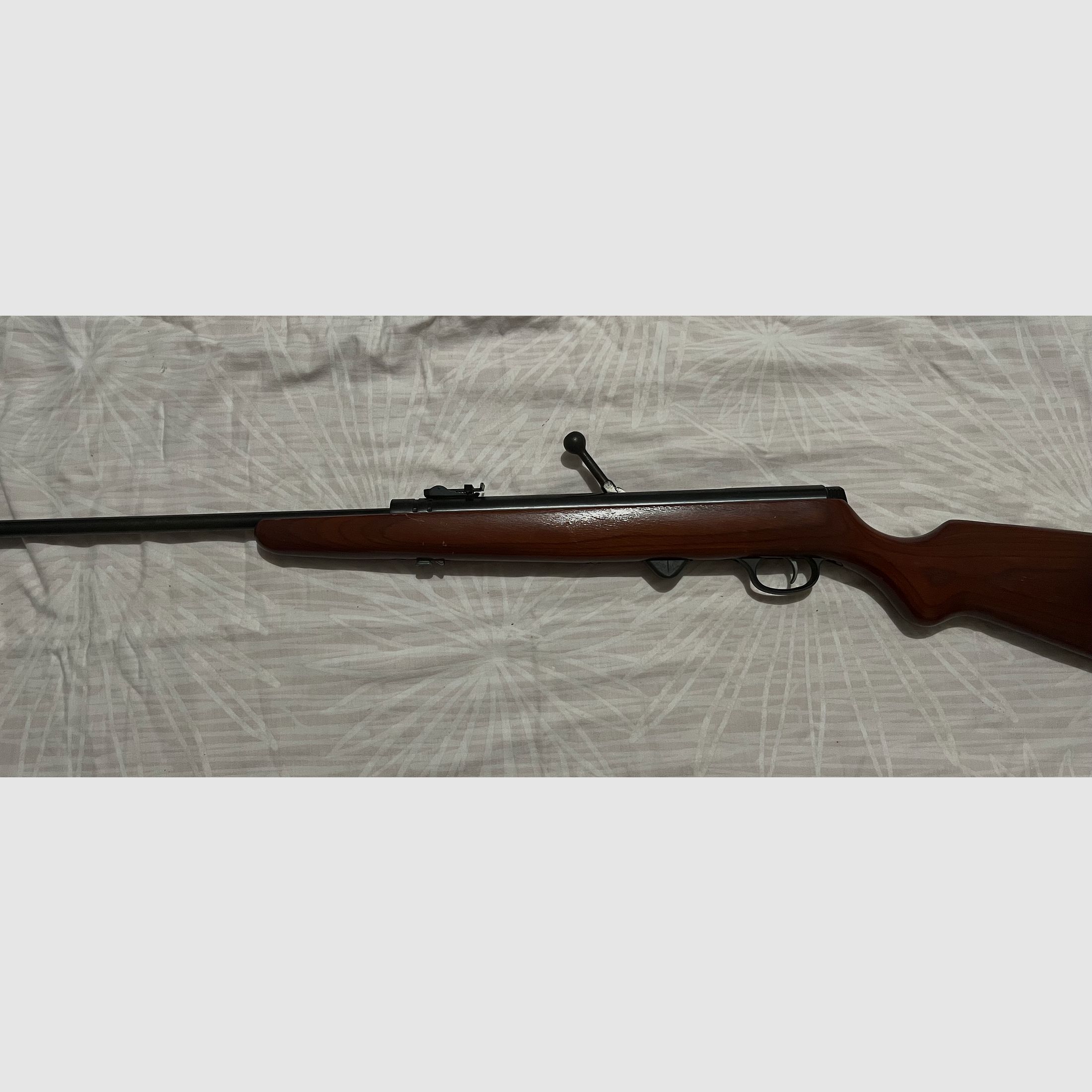 Fünf  Luftgewehre abzugeben. 1 Gewehr Suhl. 1 Gewehr Umarex. 3 Gewehre Lion Brand. Siehe Photo. 