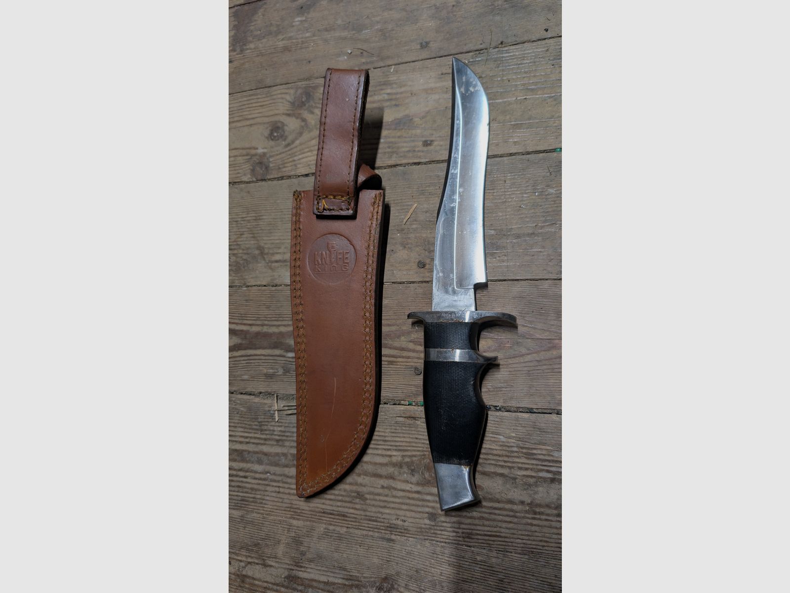 bowie knife made of D2 steel