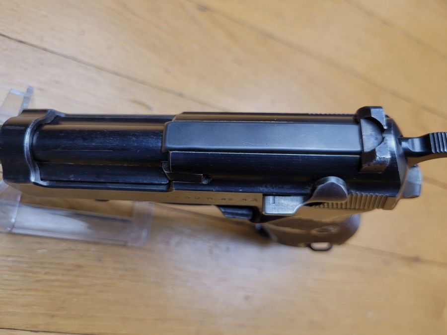 Wunderschöne Walther P38 Pistole – Code AC43 für Walther in Zella-Mehlis – Dezember 1943 – Originalbrünierung zu 95% – Monomatrikulation – Mechanik und Ästhetik einwandfrei – Ausgezeichneter Zustand, Bild 13 von 18