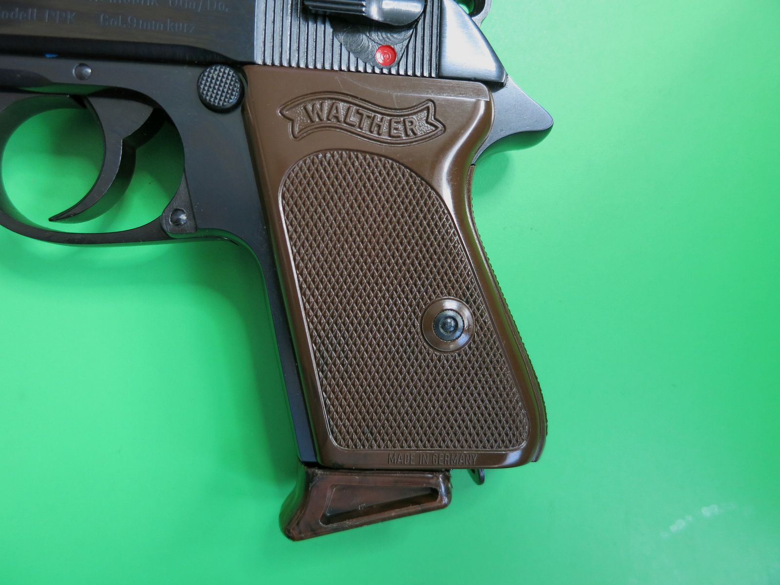 Pistola semiautomatica, Walther PPK, cal. 9 mm corto, impugnature marroni, come nuova       #82