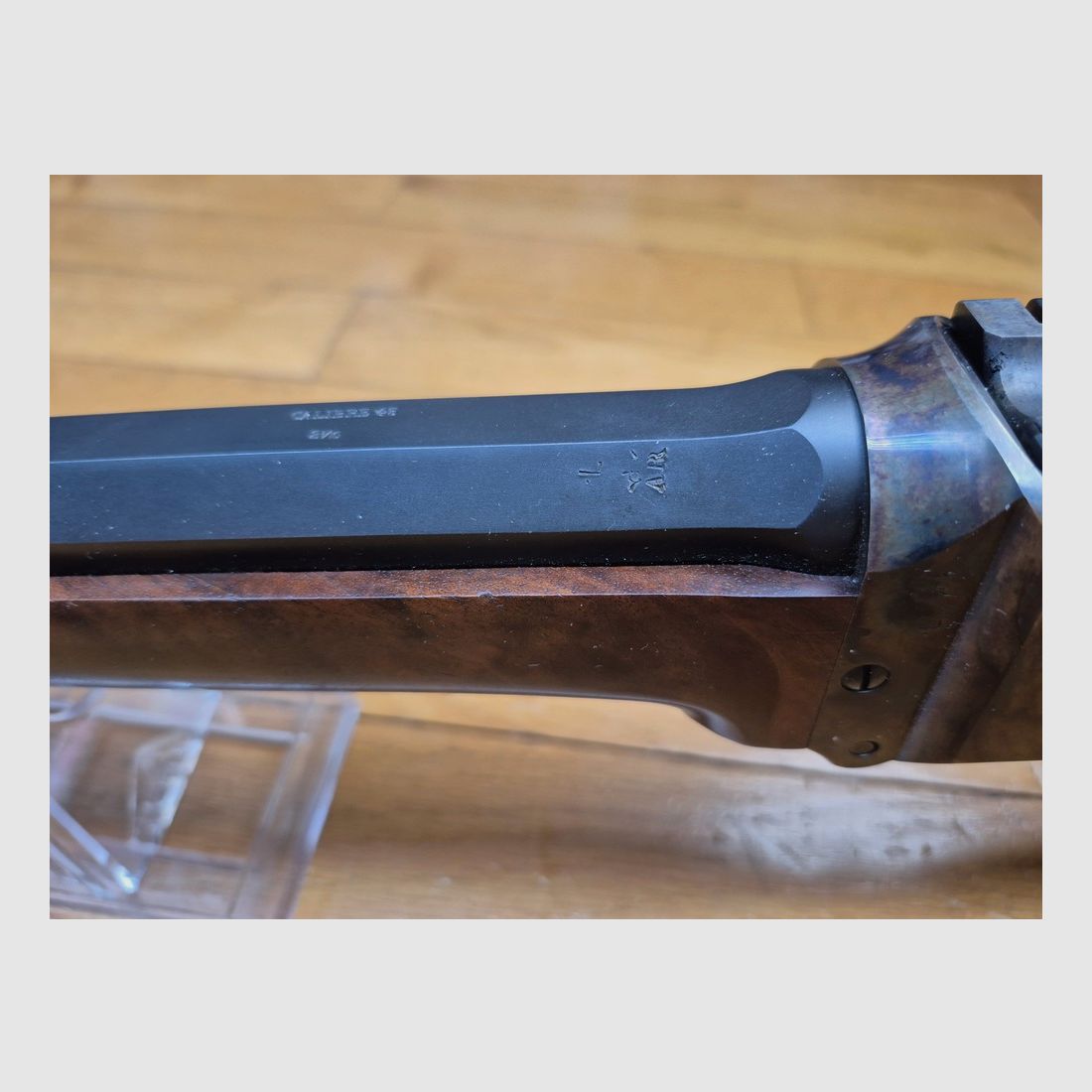 Atemberaubende und wunderschöne Sharps Shiloh 1874 Büchse – Kal. 45-70 Gvt – Modell Target Rifle – Schaft aus Nussbaumholz der Klasse 8 (Wurzel) – Atemberaubende Anpassungen – Traumhafte Mechanik – Gehäuse aus echtem Jaspis – Schwerer oktagonaler Lauf von 33 Zoll! – Möglichkeit, das Diopter Ihrer Wahl zu montieren – Qualität Made in USA – Das Scharfschützengewehr der Eroberung des Westens! – Dewey-Reinigungsstock zusätzlich – Zustand neu – TBE++, Bild 34 von 48