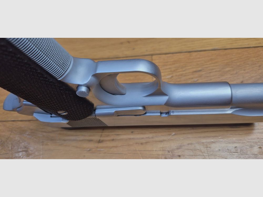 CONSIGNMENT – Magnificent and rare semi-automatic pistol ACW "Alchemy 1911" – Prime Carry model in Hard Chrome finish – Magical barrel in 4.25 inches – Cal. .45 ACP – Weapon from 2023/2024 in top finishes – Very little fired – Rare opportunity for an absolutely exceptional 1911 – 2nd magazine – One of the few current productions that will last – Condition more than excellent, almost new – Super weapon and absolute collector's item – TBE+++, image 9 of 27