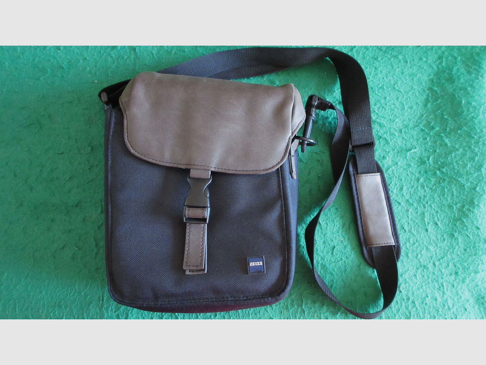 Jumelles Zeiss Victory HT 10x54 pour l'aube et la nuit avec sac d'accessoires et sangle d'origine Zeiss