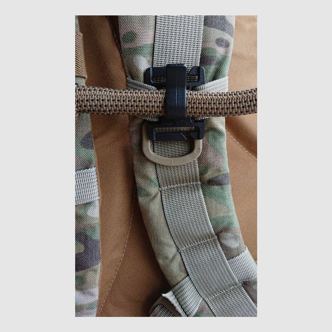 HYDRATION TUBE HOLDER COYOTE