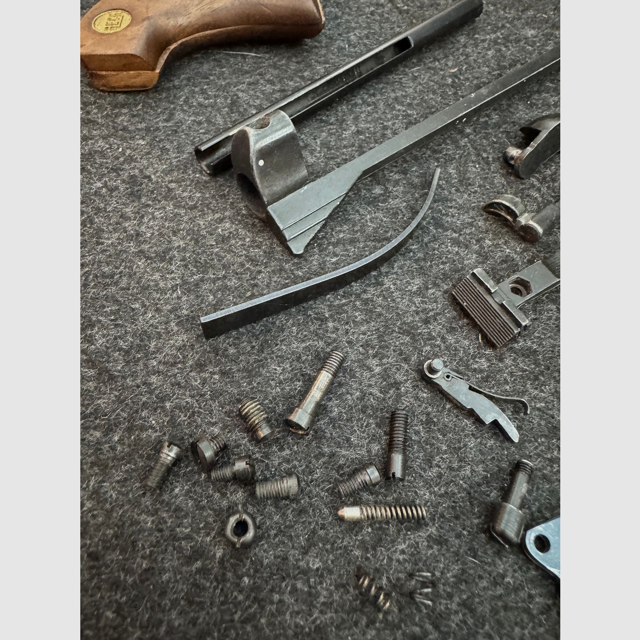 Juego de piezas de repuesto para RECK R20 (revólver, cal. 4mm M20) — todas las piezas, tornillos, muelles, martillo y empuñaduras disponibles para la venta — juego completo