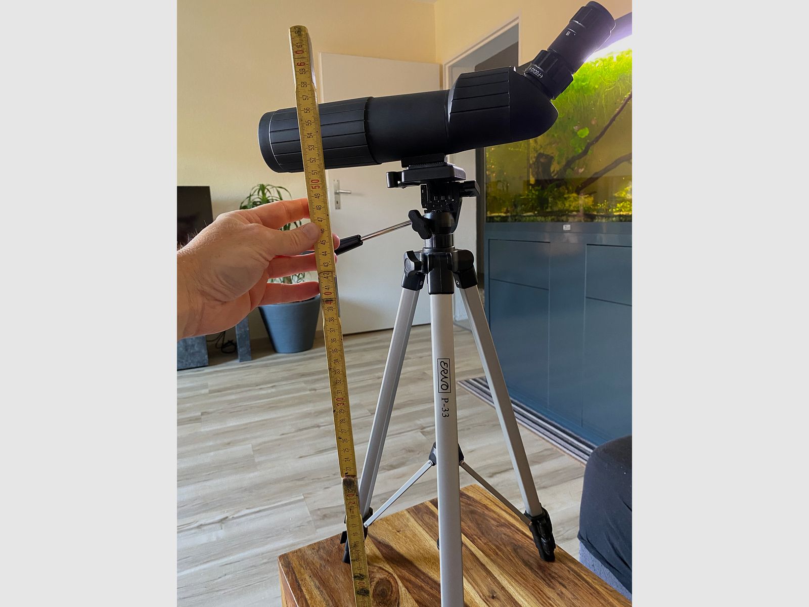 Fernrohr mit Dreibein-Stativ. Eye Witness Mighty
