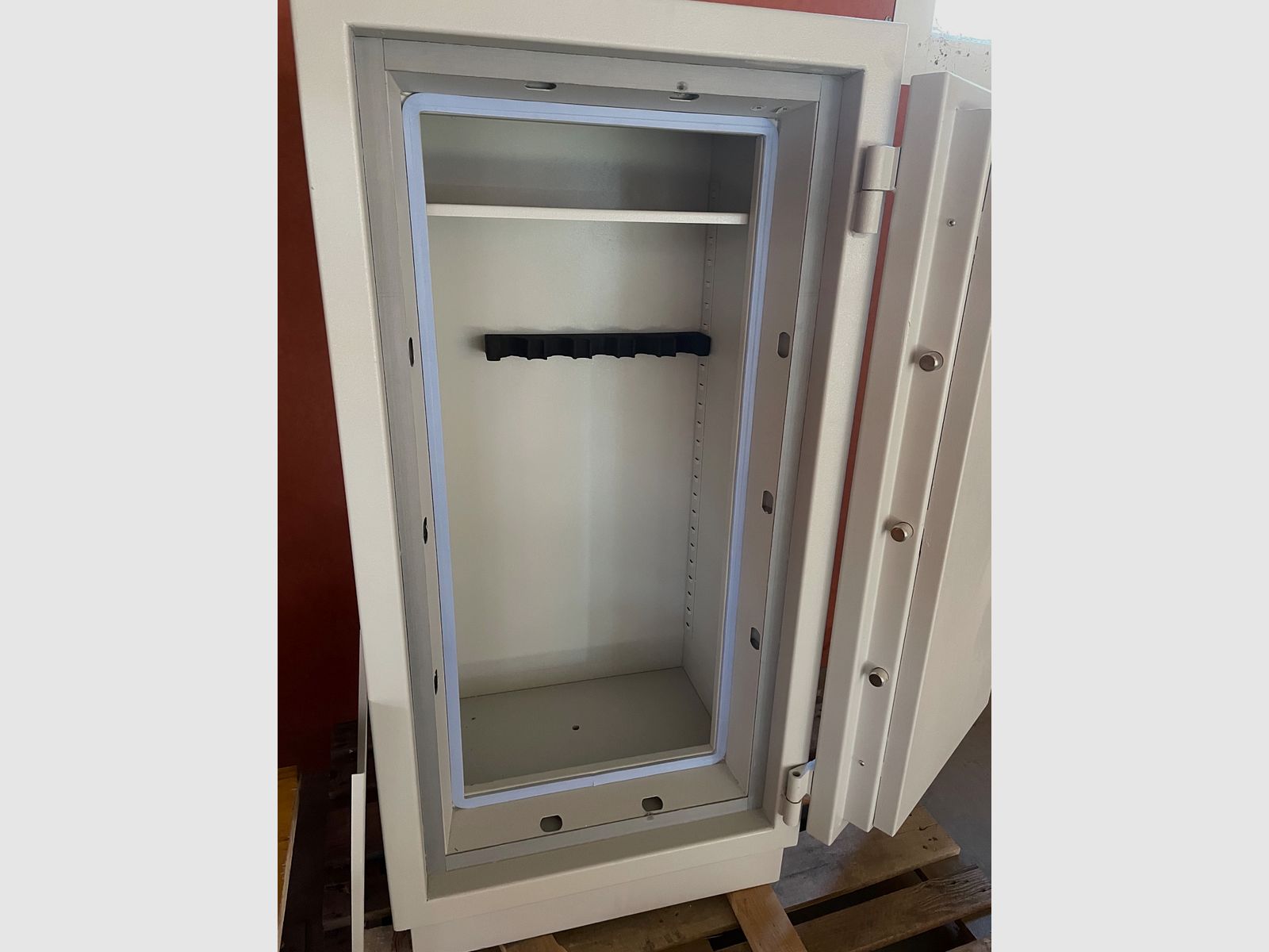 Various gun safes and vaults, image 6 of 9