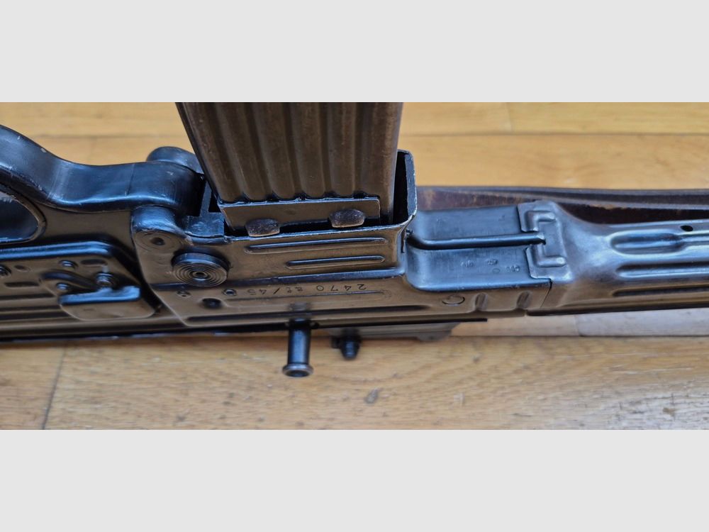 Mooie Sturmgewehr 44 – MP43 / MP44 / Stg44 – Erma-wapen uit 1945 – 1e aanvalsgeweer in de geschiedenis – Niet monomatrikuleert maar 100% uit de 2e wereldoorlog – Niet gereviseerd DDR / Joegoslavië – 2 originele 30-schots magazijnen – Zeldzaam en mythisch wapen in uitstekende staat – TBE+ – Categorie A2 – Export EXCLUSIEF, afbeelding 13 van 39