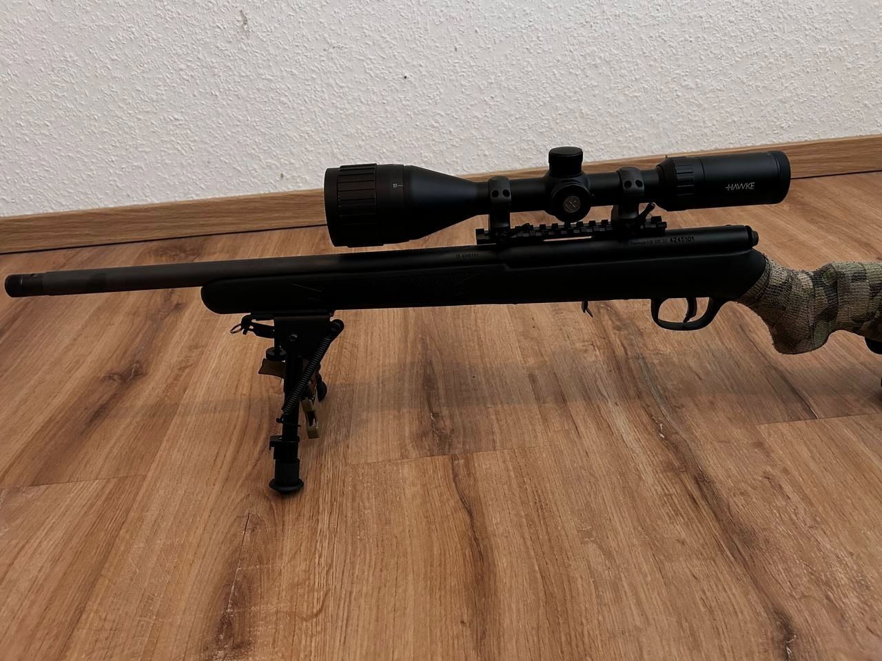 Savage Arms  Repetierbüchse 93R17 FV mit Schalldämpferaufnahme Cal .17 HMR/ Hawke x12 Optik beleuchtetes Absehen (grün/rot) MOA/ Zweibein