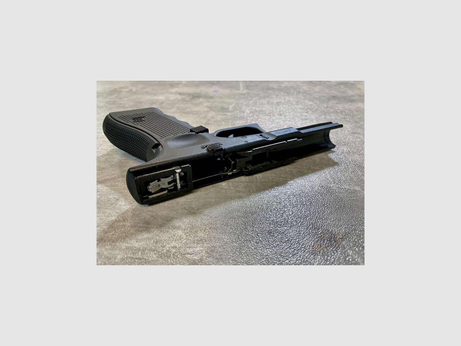 Glock 17 Gen4 Slitta in Metallo CO2-BB Nera - KWC