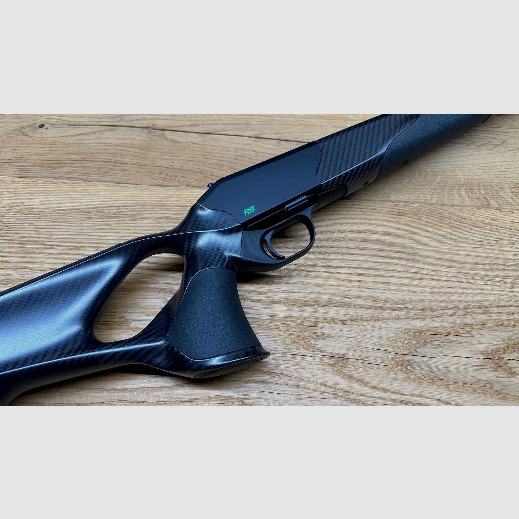 Blaser R8 Ultimate Carbon crosse avec boîtier/système // Logo R8 vert // Avant de crosse en carbone
