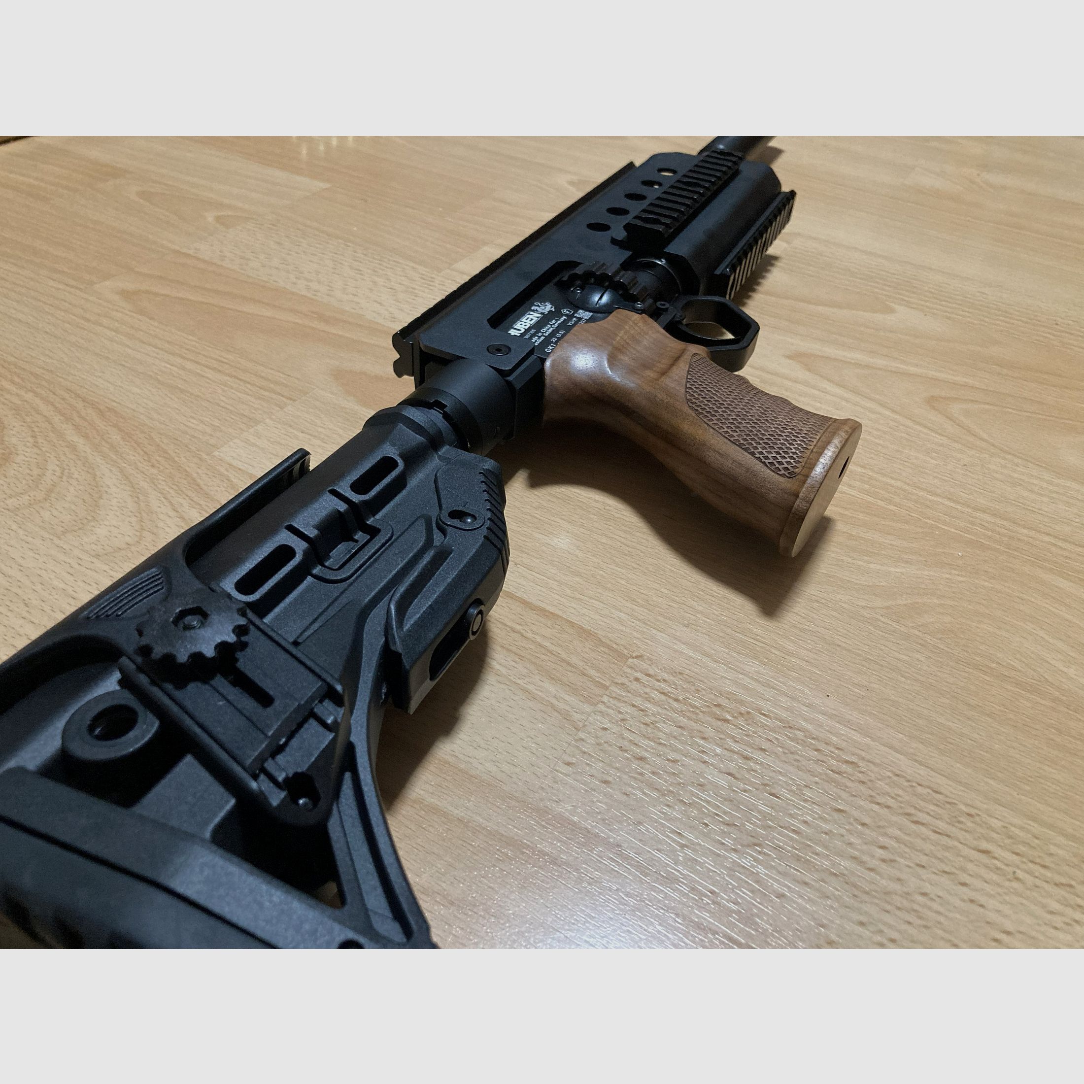 Huben GK1 Karabiner Umbau mit Aluminium-Gehäuse und AR15-Schaft längen/höhenverstellbar Neuwertig!
