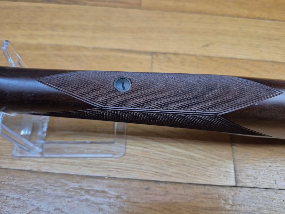 Prachtige Winchester 1895 – Formidabel kaliber 30.06 – Speciale jubileumproductie door Miroku voor Winchester – In originele doos in perfecte staat – Prachtig handgeribbeld hout – Rocaille gravures op perfecte brunering – Zeer mooie markeringen van "echte" Winchester – Loop en mechaniek perfect! – Wapen nieuw!, afbeelding 20 van 32