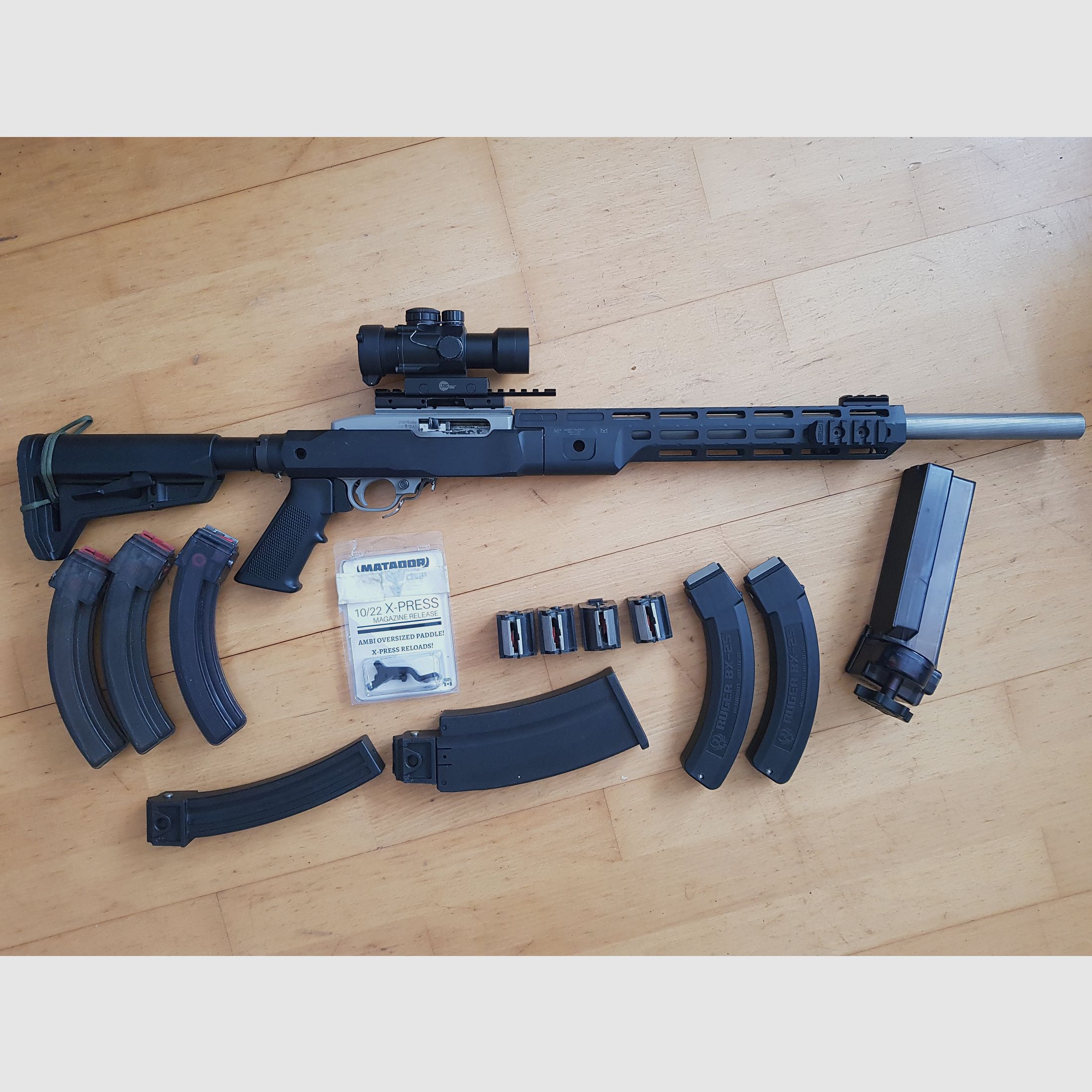 Ruger 10/22 Target, roestvrij staal "tactisch" met pistoolgreep en uitschuifbare schoudersteun (Magpul)
