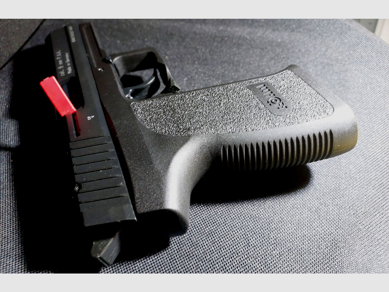 Pistolet alarmowy Röhm RG96, oksydowany (PTB 699) Zestaw RG 96 z tłumikiem, pomocą do ładowania i 2 magazynkami