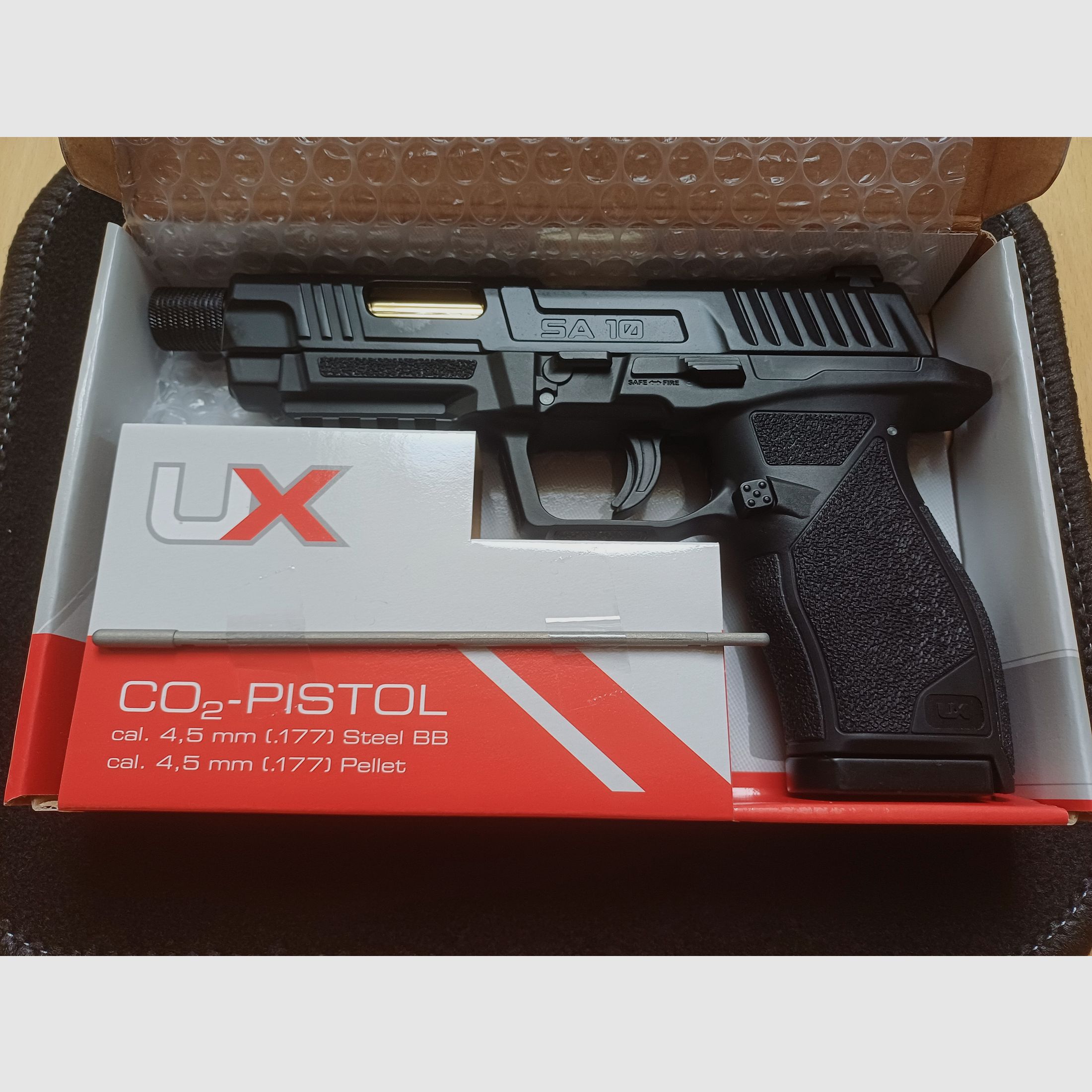 Umarex UX SA10 Co2 air pistol with additional magazines and Hornet diabolo pellets with original packaging