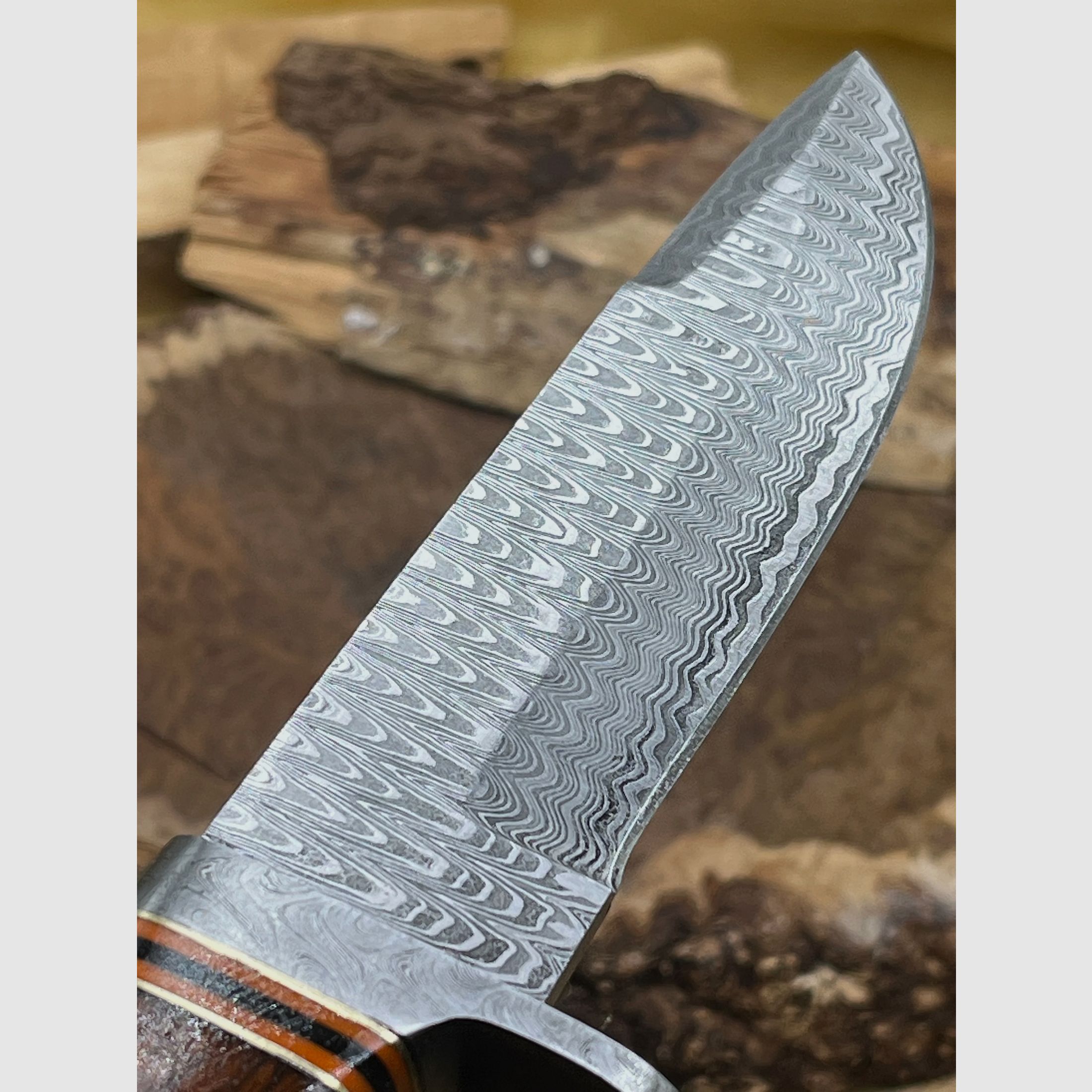 Handgefertigtes Damast-Bowiemesser. Jagdmesser. Überlebensmesser. Outdoormesser.