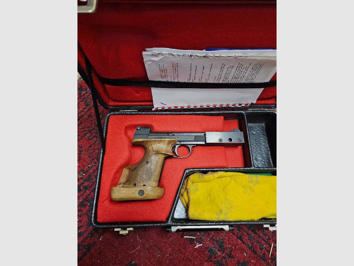 Hämmerli International – High-quality Swiss match pistol in caliber .22 l.r. in very good condition with case and accessories from an estate.