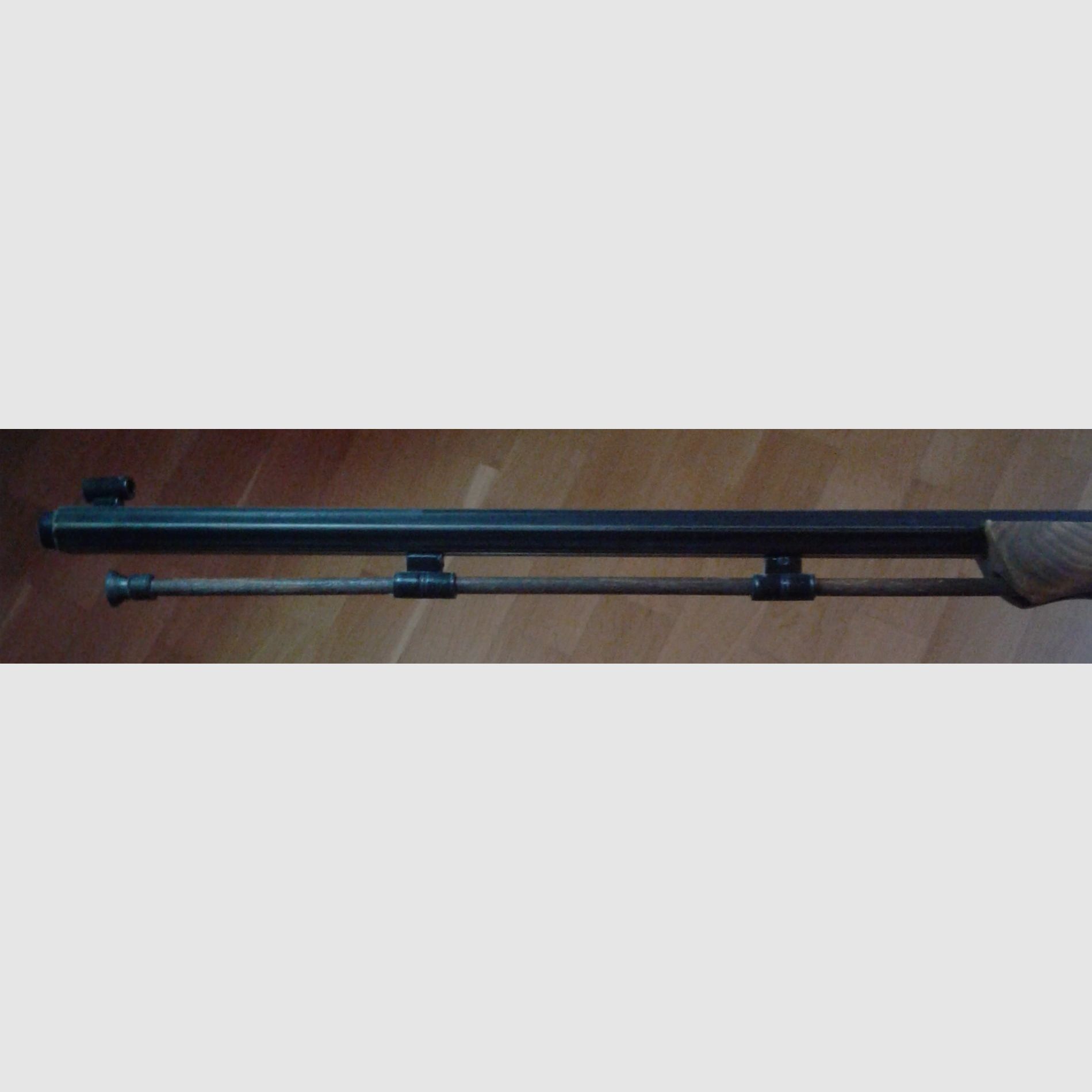 Deko Gewehr mit 2 Wandhalterungen Hirschkopf