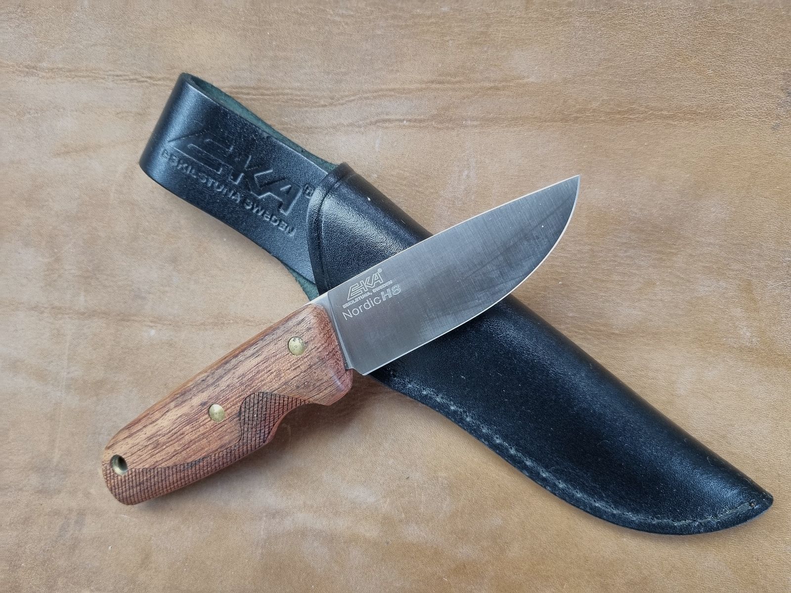EKA nóż myśliwski, model Nordic H8, Sandvik 12C27, drewno Bubinga, skórzana pochwa